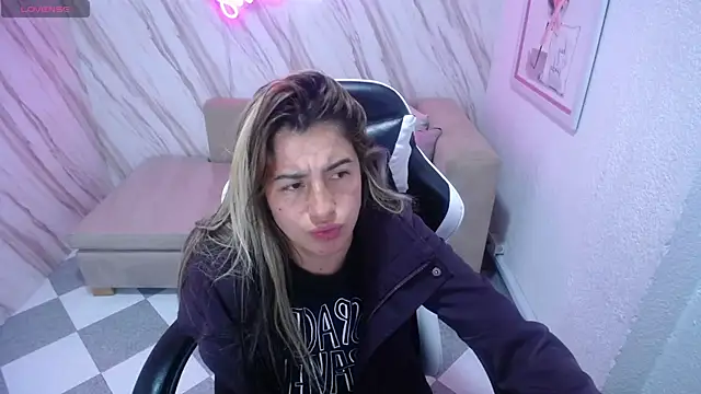 Snapshot of Valerie_b chatting on February 12, 10:03 am Valerie b online show from February 12, 10:03 am