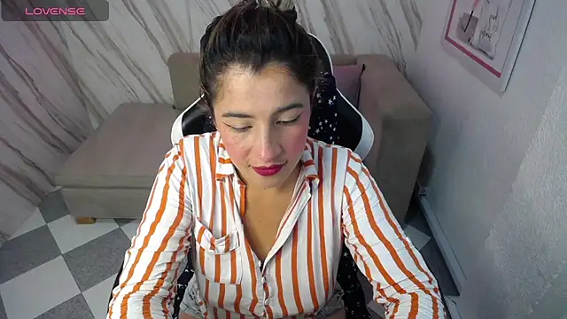 Snapshot of Valerie_b chatting on March 4, 3:11 am Valerie b online show from March 4, 3:11 am