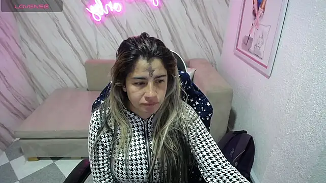 Snapshot of Valerie_b chatting on March 6, 4:08 am Valerie b online show from March 6, 4:08 am