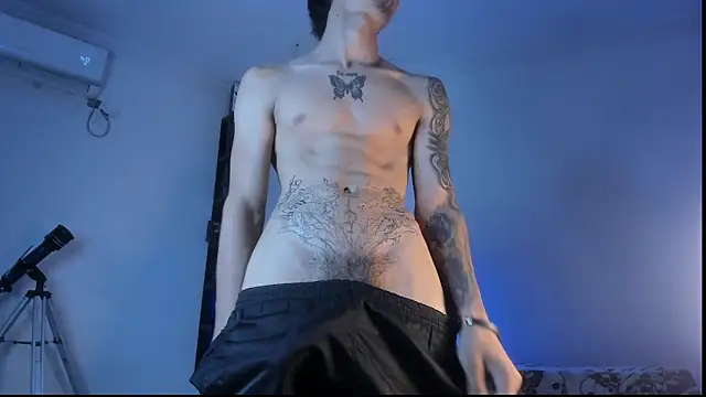 Snapshot of Snakebutterfly chatting on October 28, 8:40 am Snakebutterfly online show from October 28, 8:40 am