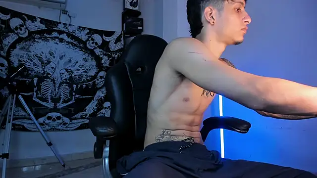 Snapshot of Snakebutterfly chatting on December 16, 12:04 am Snakebutterfly online show from December 16, 12:04 am