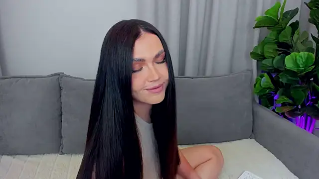 Snapshot of sexyangeloux chatting on August 6, 9:49 pm sexyangeloux online show from August 6, 9:49 pm