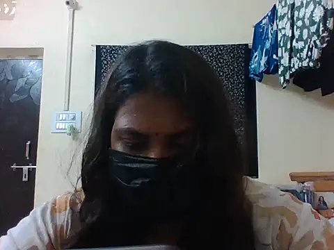 Snapshot of Hotmilfxox chatting on May 27, 8:44 am Hotmilfxox online show from May 27, 8:44 am