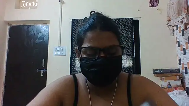Snapshot of Hotmilfxox chatting on May 31, 8:10 am Hotmilfxox online show from May 31, 8:10 am