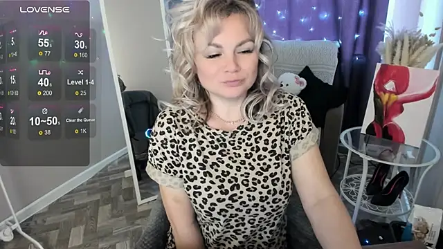 Snapshot of candy_queeen chatting on May 9, 3:45 am candy queeen online show from May 9, 3:45 am