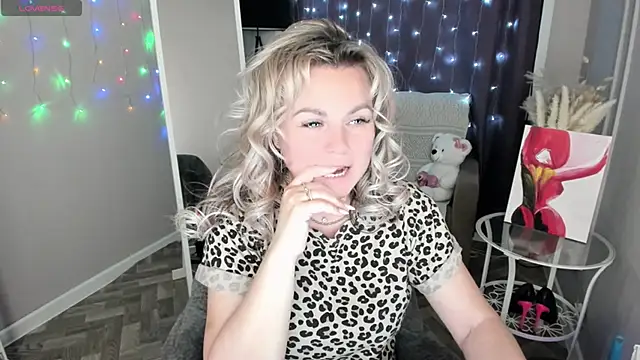 Snapshot of candy_queeen chatting on May 10, 10:15 pm candy queeen online show from May 10, 10:15 pm