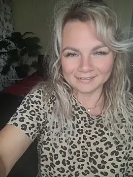 Snapshot of candy_queeen chatting on May 24, 11:10 pm candy queeen online show from May 24, 11:10 pm