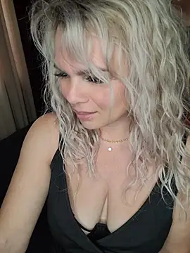 Snapshot of candy_queeen chatting on May 31, 3:15 am candy queeen online show from May 31, 3:15 am
