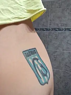 Snapshot of solangeyaelok1 chatting on February 17, 1:32 pm solangeyaelok1 online show from February 17, 1:32 pm