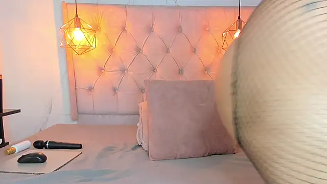 Snapshot of zamira_44 chatting on July 8, 2:21 pm zamira 44 online show from July 8, 2:21 pm
