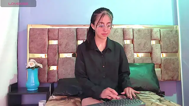 Snapshot of ling_ling24 chatting on January 20, 7:25 am ling ling24 online show from January 20, 7:25 am