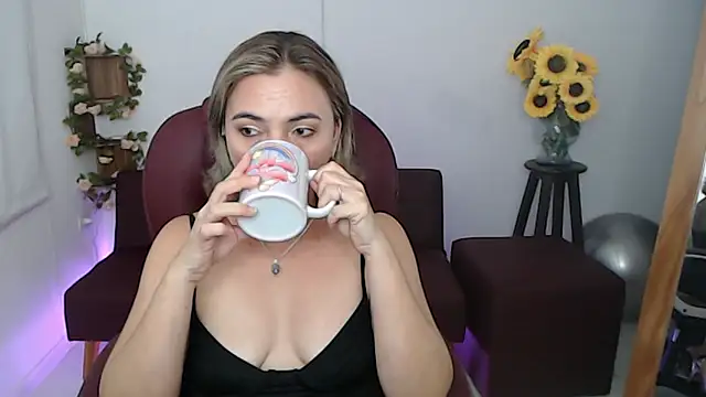 Snapshot of Ghada_milf chatting on May 17, 9:44 pm Ghada milf online show from May 17, 9:44 pm