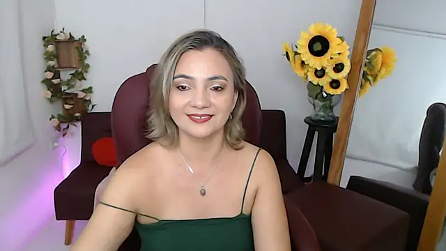 Snapshot of Ghada_milf chatting on July 6, 10:45 pm Ghada milf online show from July 6, 10:45 pm