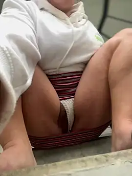 MiaLujan  online show from February 6, 12:30 pm