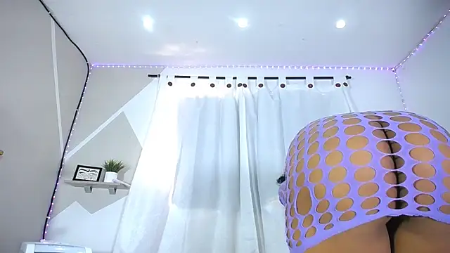 Hillary queen online show from February 20, 3:41 pm