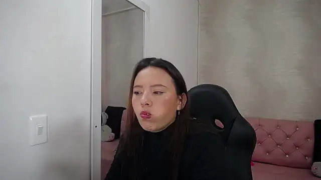 lauraguzman online show from February 22, 3:01 am