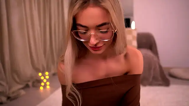 Snapshot of KylieJoyce chatting on March 11, 9:32 pm KylieJoyce online show from March 11, 9:32 pm