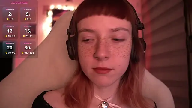 Snapshot of juliapie chatting on December 2, 1:25 am juliapie online show from December 2, 1:25 am