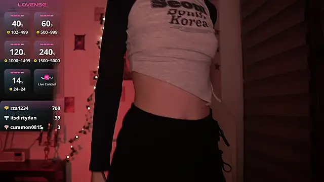 Snapshot of juliapie chatting on December 8, 5:18 am juliapie online show from December 8, 5:18 am