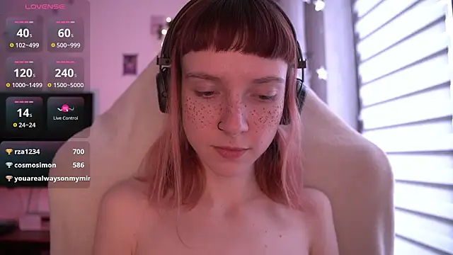 Snapshot of juliapie chatting on December 8, 8:20 am juliapie online show from December 8, 8:20 am