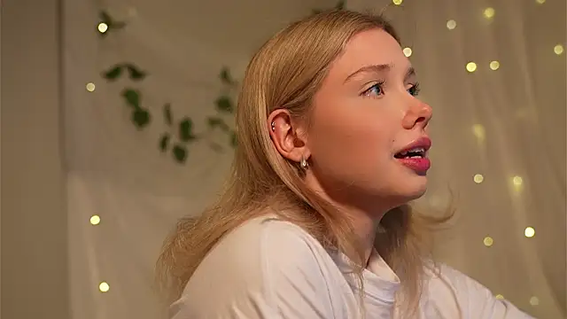 Snapshot of april_blush chatting on February 4, 7:00 pm april blush online show from February 4, 7:00 pm