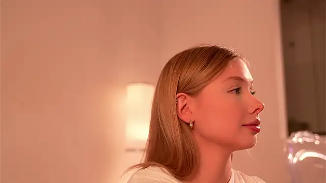 Snapshot of april_blush chatting on March 4, 3:04 pm april blush online show from March 4, 3:04 pm