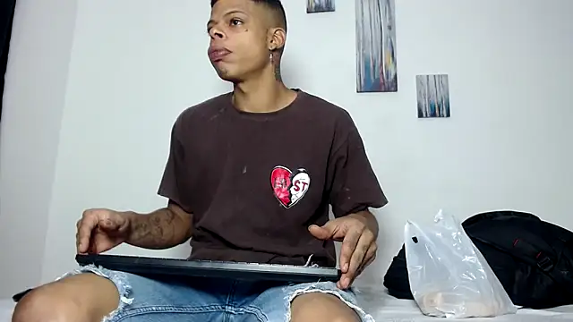 Snapshot of BrandonStond chatting on November 23, 1:33 pm BrandonStond online show from November 23, 1:33 pm