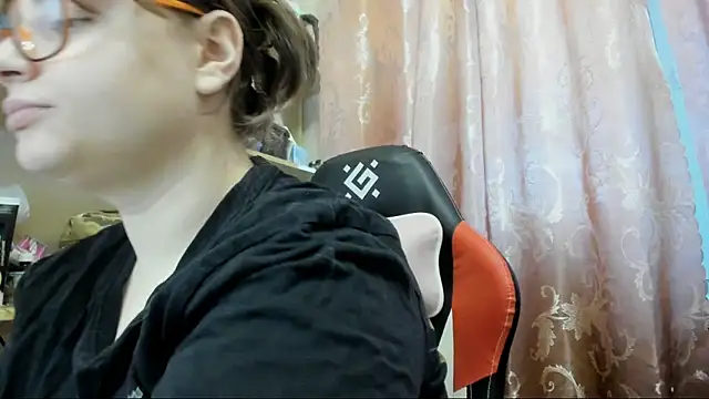 Snapshot of Seductive_She_Wolf chatting on May 5, 6:16 pm Seductive She Wolf online show from May 5, 6:16 pm