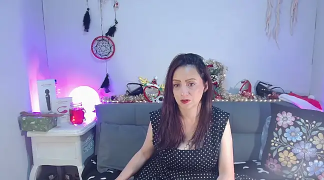 catalinamommyx online show from December 28, 4:19 am