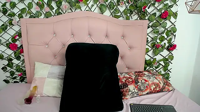 Snapshot of LucyCute_1 chatting on July 15, 3:39 pm LucyCute 1 online show from July 15, 3:39 pm