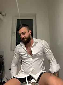 Snapshot of LoveIsBlind_ chatting on December 5, 1:36 am LoveIsBlind online show from December 5, 1:36 am