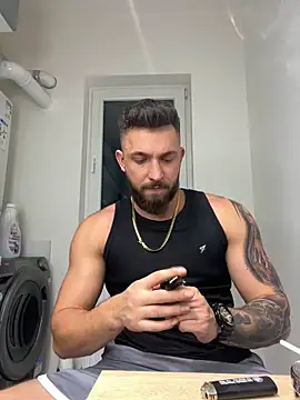 Snapshot of LoveIsBlind_ chatting on December 16, 9:31 pm LoveIsBlind online show from December 16, 9:31 pm