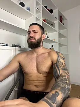 Snapshot of LoveIsBlind_ chatting on October 3, 4:09 am LoveIsBlind online show from October 3, 4:09 am