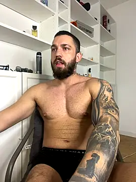 Snapshot of LoveIsBlind_ chatting on October 4, 7:39 am LoveIsBlind online show from October 4, 7:39 am