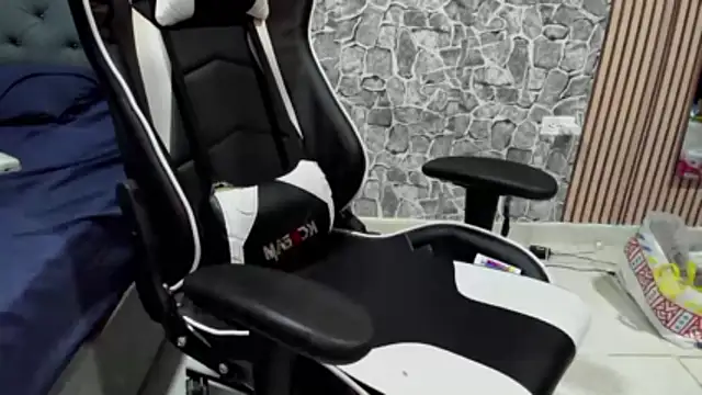 Snapshot of chriss_jones1 chatting on February 7, 10:13 pm chriss jones1 online show from February 7, 10:13 pm