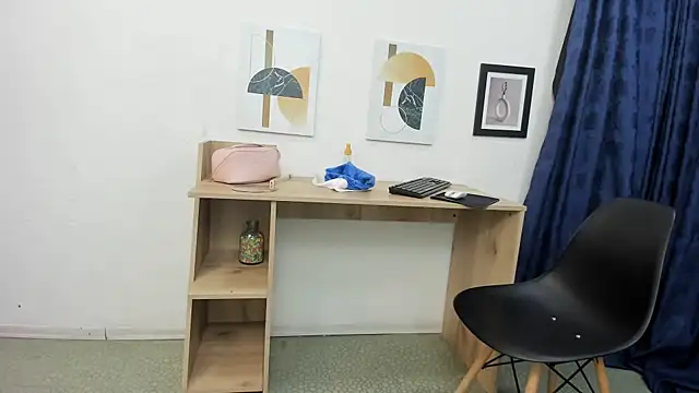 Snapshot of Emma_Jnes chatting on December 23, 9:18 pm Emma Jnes online show from December 23, 9:18 pm