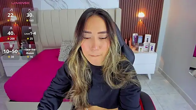 CAMILAGRAY online show from October 28, 12:30 pm