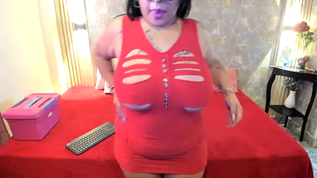 Snapshot of estephany_queen chatting on October 9, 7:34 pm estephany queen online show from October 9, 7:34 pm