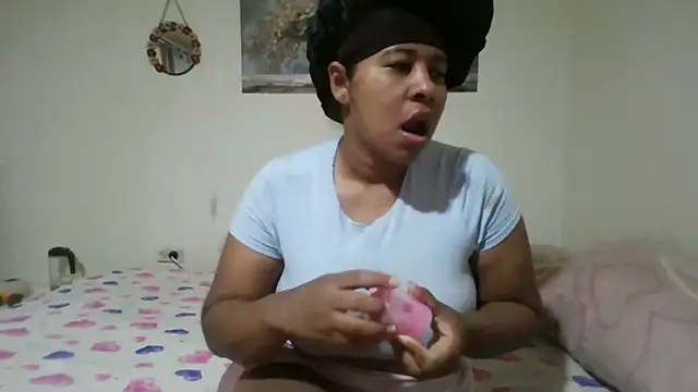 Snapshot of Ivon-09 chatting on May 25, 12:00 pm Ivon-09 online show from May 25, 12:00 pm