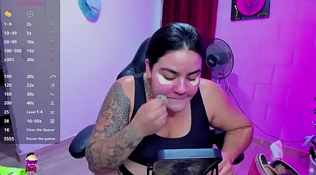 Snapshot of Sharon_hils chatting on December 20, 8:23 pm Sharon hils online show from December 20, 8:23 pm