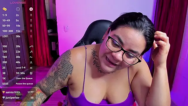 Snapshot of Sharon_hils chatting on January 10, 8:15 pm Sharon hils online show from January 10, 8:15 pm