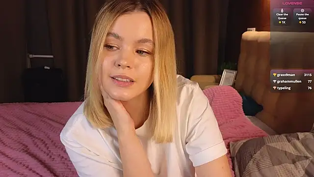 Snapshot of Milana15 chatting on December 8, 11:24 am Milana15 online show from December 8, 11:24 am