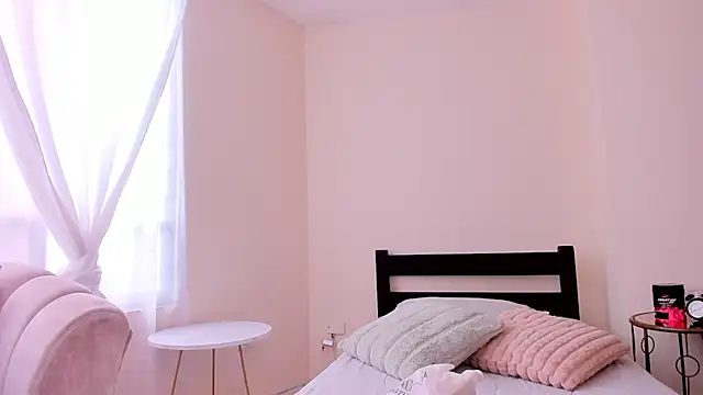 evely coelloo online show from February 13, 7:10 pm