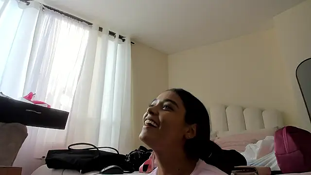 Snapshot of evely_coelloo chatting on February 4, 7:42 pm evely coelloo online show from February 4, 7:42 pm