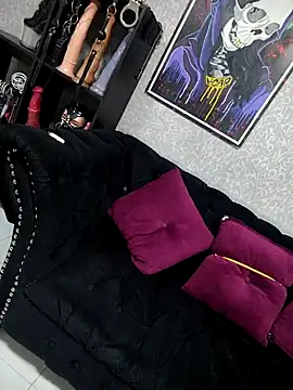 Snapshot of CamiilaMarti chatting on May 23, 1:33 am CamiilaMarti online show from May 23, 1:33 am