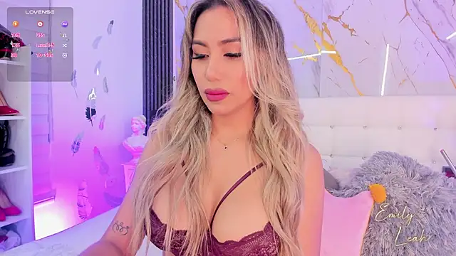 Snapshot of EmilyLeah_ chatting on May 28, 3:31 pm EmilyLeah online show from May 28, 3:31 pm
