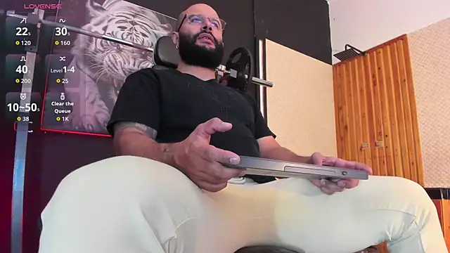 Luke  09 online show from April 24, 11:45 am