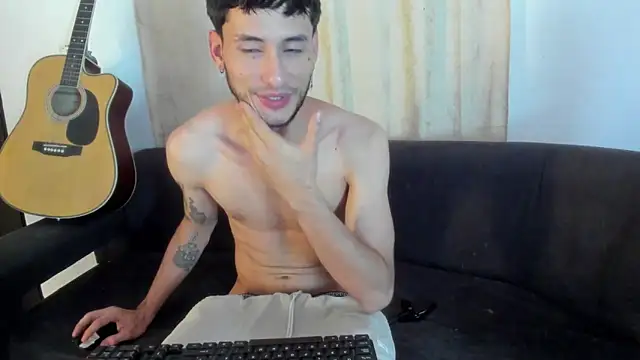 Snapshot of Henrikk_senn chatting on November 2, 9:00 am Henrikk senn online show from November 2, 9:00 am