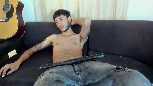 Snapshot of Henrikk_senn chatting on November 8, 11:32 am Henrikk senn online show from November 8, 11:32 am