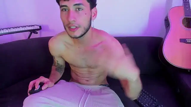 Snapshot of Henrikk_senn chatting on November 11, 12:10 am Henrikk senn online show from November 11, 12:10 am